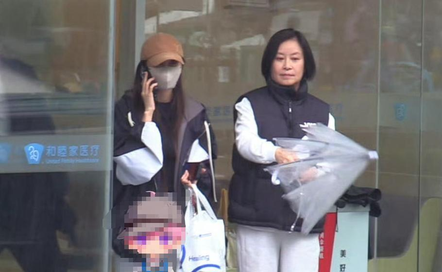 新2网址-继黄晓明被曝现身妇产科医院后，baby再曝去医院，还拿着一大包药
